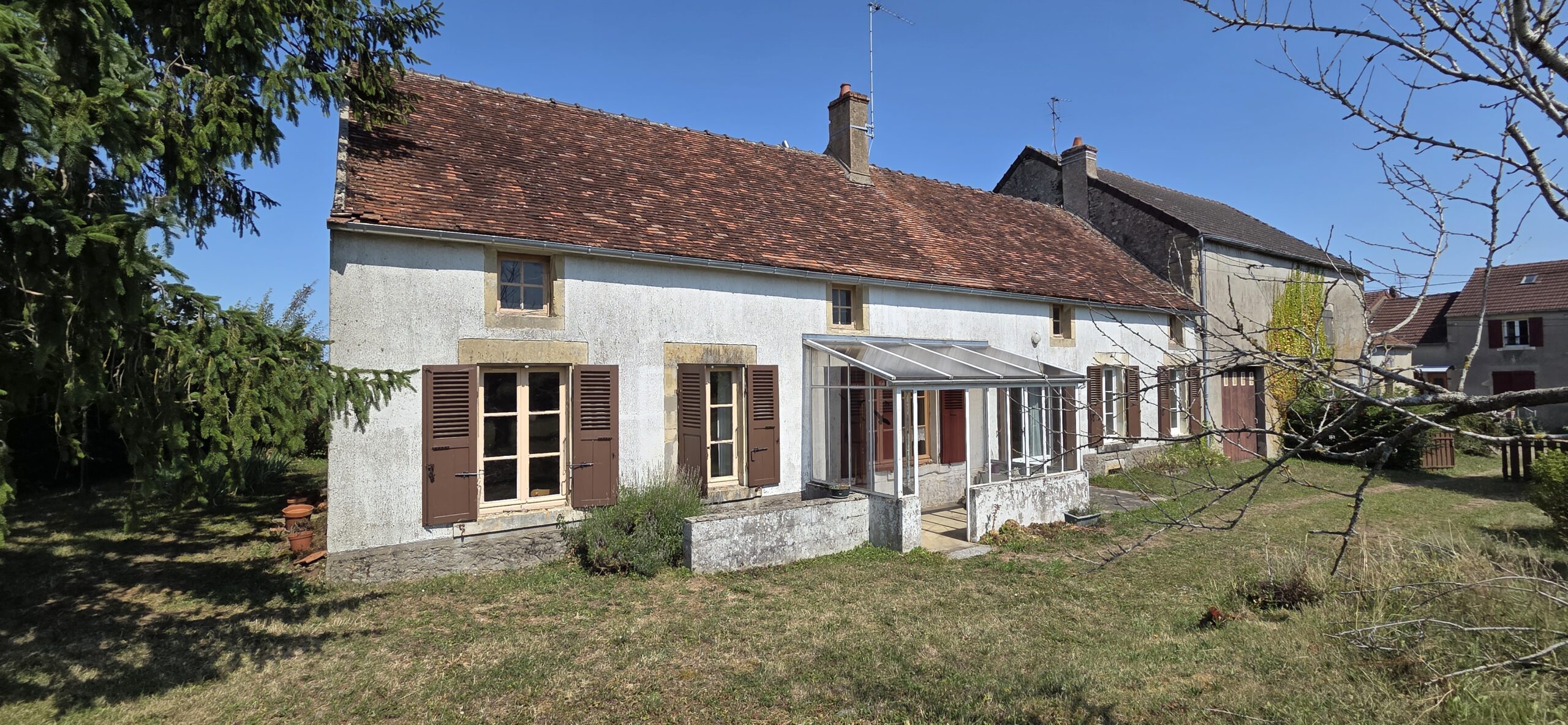 Ancienne ferme avec nombreuses dépendances et plus de 3 000 m² de terrain