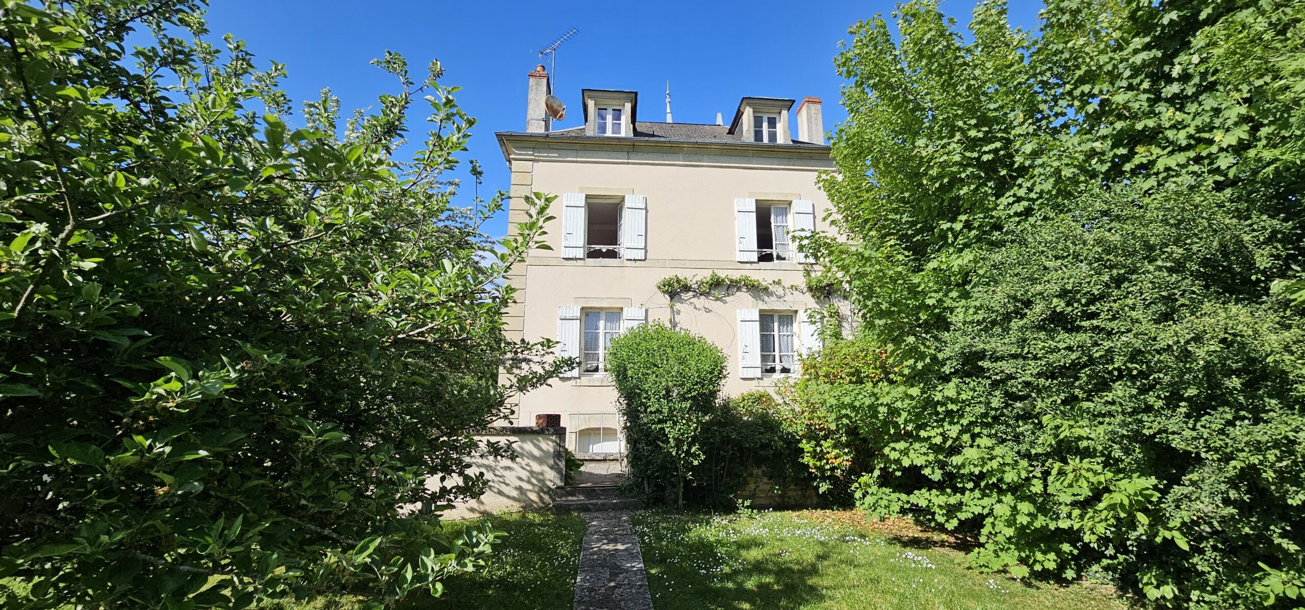Maison de caractère avec dépendances et terrain arboré