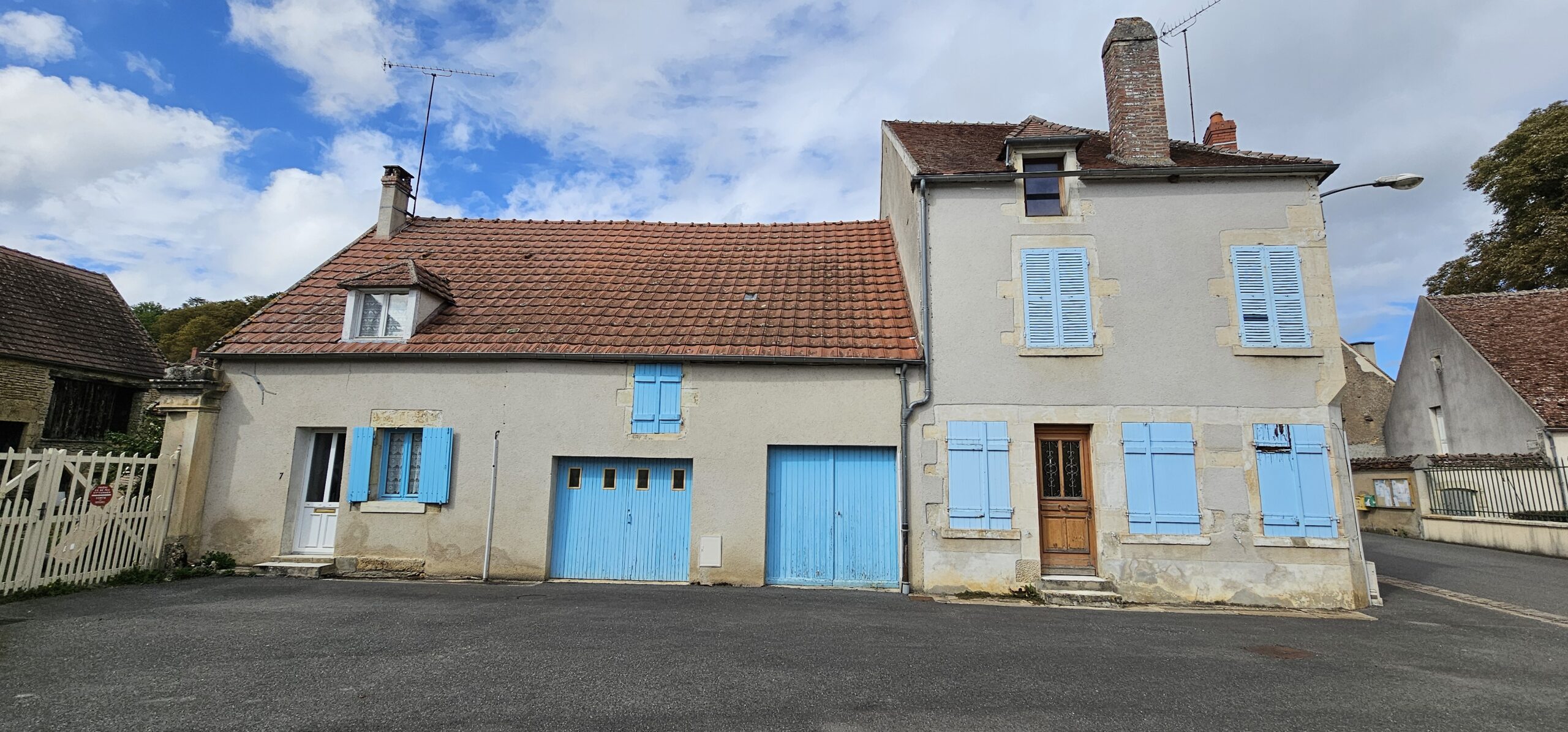 Ensemble immobilier avec deux maisons d’habitation, dépendances, cour et jardin