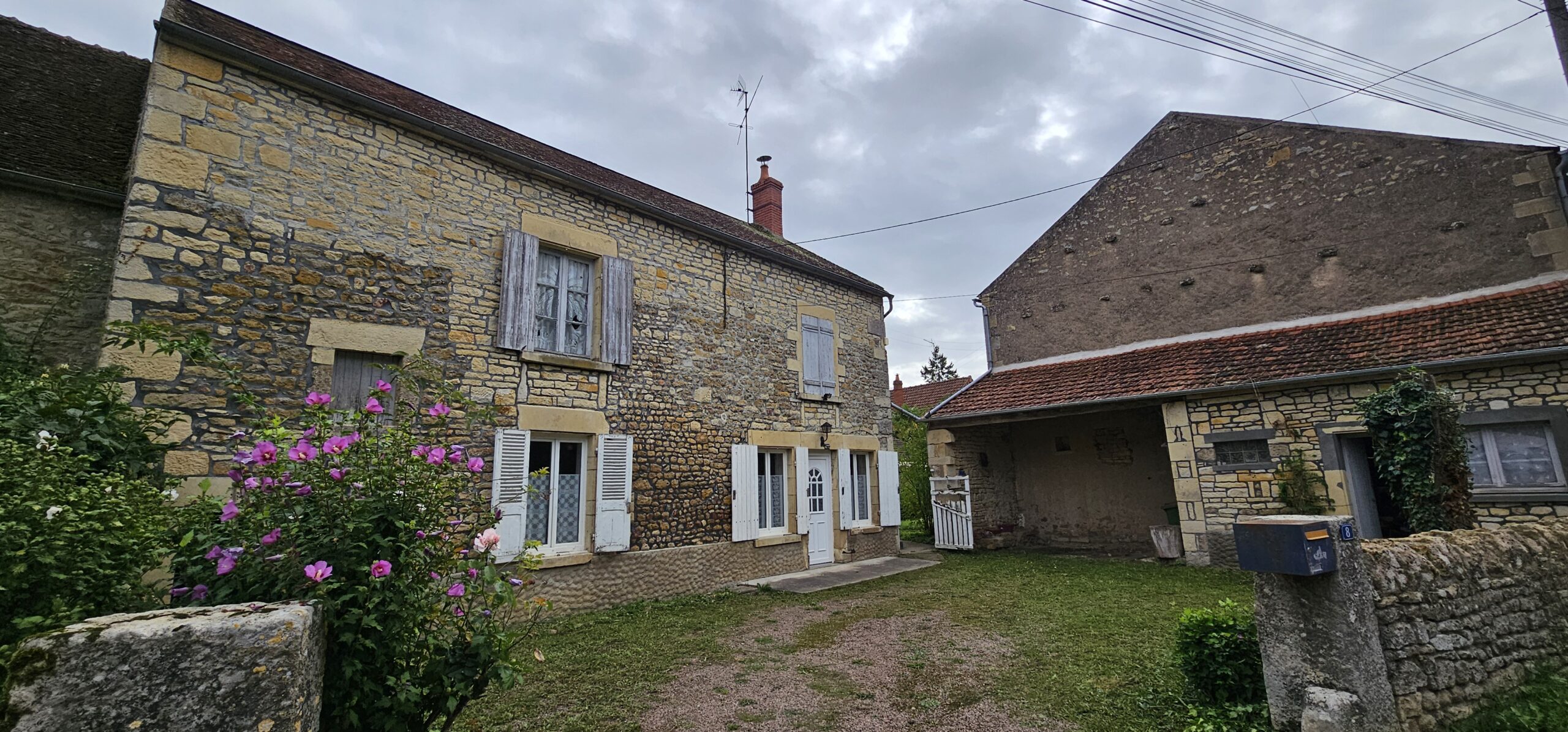 Ensemble immobilier avec maison ancienne et nombreuses dépendances