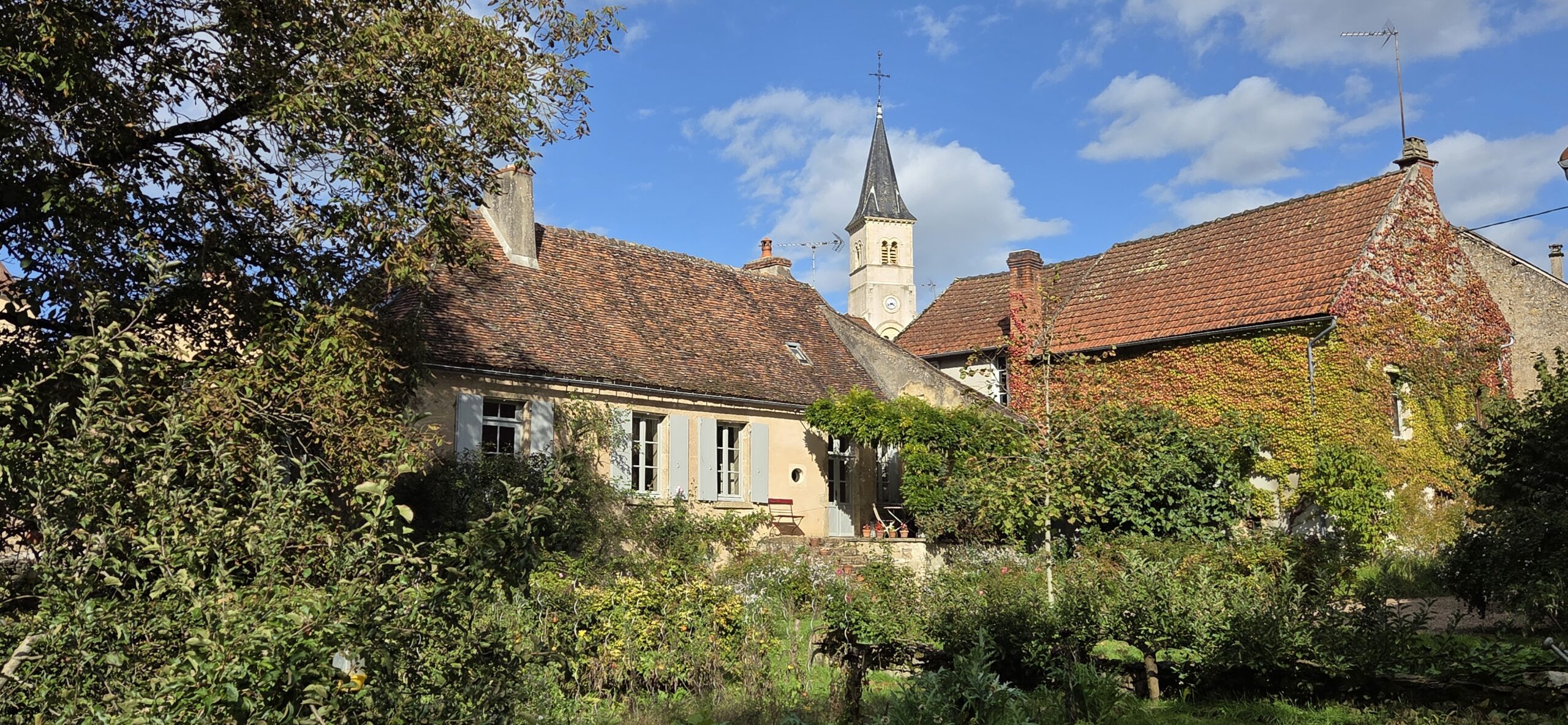 A l’abri des regards, très bel ensemble immobilier dans bel environnement verdoyant