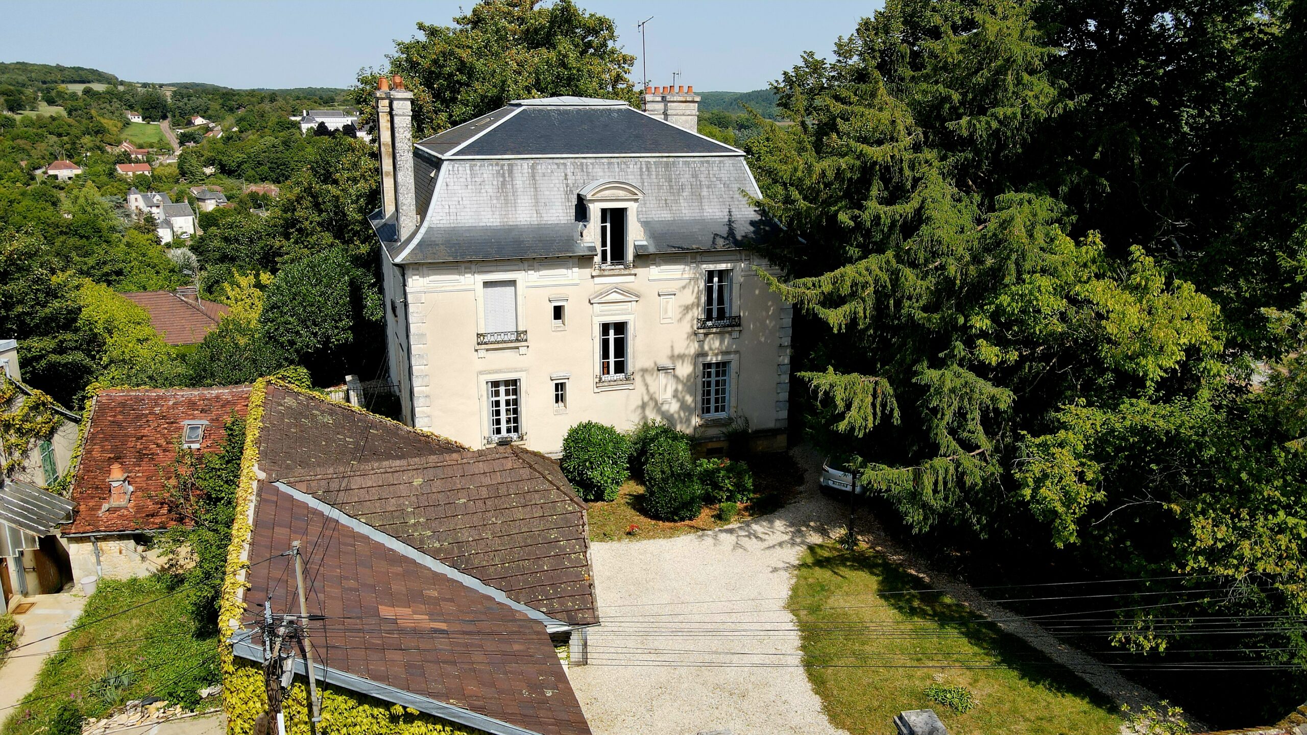 Elégante villa du 19ème sur 4 759 m² de parc arboré clos de murs